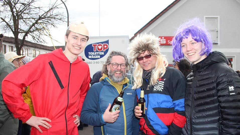 Viele Faschings-Fans haben sich am Samstag den Umzug in Langenbach angesehen. Viele Faschings-Fans haben sich am Samstag den Umzug in Langenbach angesehen.