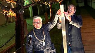 Zur Feierstunde kam als Ehrengast aus München in Vertretung für Oberbürgermeister Dieter Reiter der Stadtrat Winfried Kaum (l.) nach Landau, rechts Landaus Bürgermeister Matthias Kohlmayer. Das Design der Stele stammt von der Münchner Designagentur „stauss processform“.