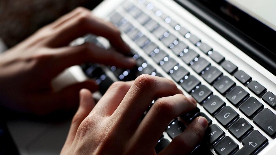 Bei einem Anlagebetrug verliert ein Mann viel Geld. (Symbolbild)