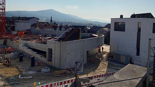 Bis Ende April sollen die Baumeisterarbeiten f&uuml;r die Stadtgarage abgeschlossen sein.