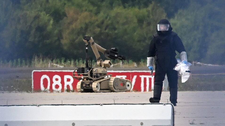 Ein Sprengroboter kam nach dem Fund am Mittwoch zum Einsatz. (Archivbild) Ein Sprengroboter kam nach dem Fund am Mittwoch zum Einsatz. (Archivbild)