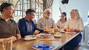 Planungsgespräch zum „Engagement-Tasting“ (von links): Markus Reck (Humidor), Franz Schneider, Bernd Mikschl, Julia Scheungraber (Fala), Elisabeth-Maria Bauer (Fala). Planungsgespräch zum „Engagement-Tasting“ (von links): Markus Reck (Humidor), Franz Schneider, Bernd Mikschl, Julia Scheungraber (Fala), Elisabeth-Maria Bauer (Fala).