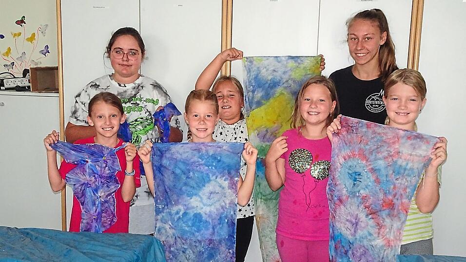 Stolz zeigten die Kinder das Endresultat Stolz zeigten die Kinder das Endresultat