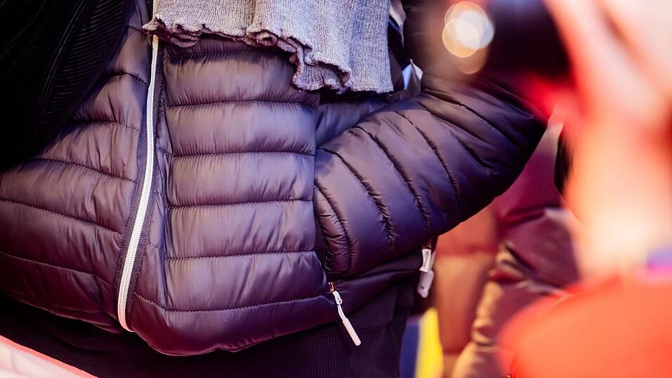 Hauptsache dick und gemütlich: Daunenjacken (mit Enten- oder Gänsedaunen) oder eben Puffer Jackets (meist mit synthetischen Isolationsmaterialien) sind sehr angesagt. Hauptsache dick und gemütlich: Daunenjacken (mit Enten- oder Gänsedaunen) oder eben Puffer Jackets (meist mit synthetischen Isolationsmaterialien) sind sehr angesagt.
