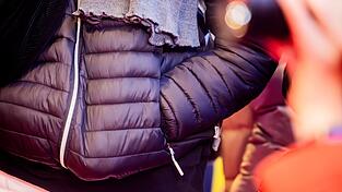 Hauptsache dick und gemütlich: Daunenjacken (mit Enten- oder Gänsedaunen) oder eben Puffer Jackets (meist mit synthetischen Isolationsmaterialien) sind sehr angesagt.