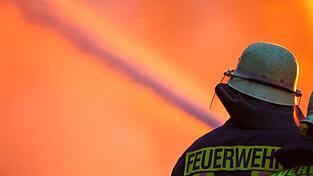 Die Feuerwehr bekämpfte den Brand. (Symbolbild)