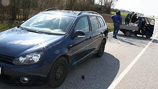 Die Ape wurde wieder aufgestellt, am Auto entstand an der Seite ein Sachschaden in bislang nicht bekannter Höhe. Die Ape wurde wieder aufgestellt, am Auto entstand an der Seite ein Sachschaden in bislang nicht bekannter Höhe.