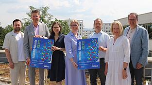 Christoph Schäfer (von links), Robert Greb, Agnes Tietze, Vanessa Meier, Zoltan Ridder, Claudia Frisch und Matthias Walk kündigten das nahende Festwochenende im Stadtpark an. Christoph Schäfer (von links), Robert Greb, Agnes Tietze, Vanessa Meier, Zoltan Ridder, Claudia Frisch und Matthias Walk kündigten das nahende Festwochenende im Stadtpark an.