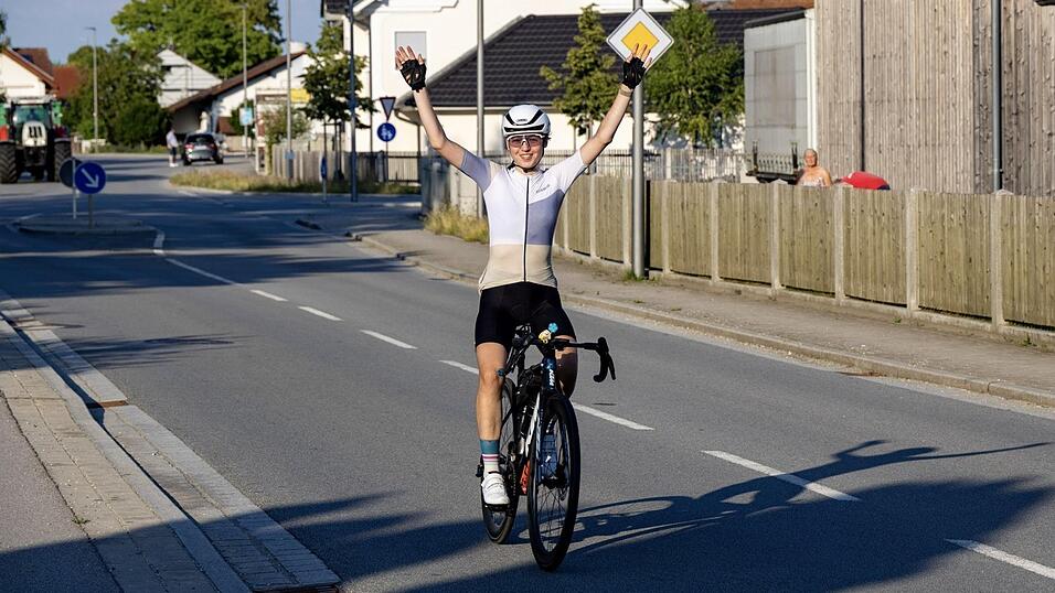 Amelie nach 333 Kilometern auf der Zielgeraden in Ganacker.