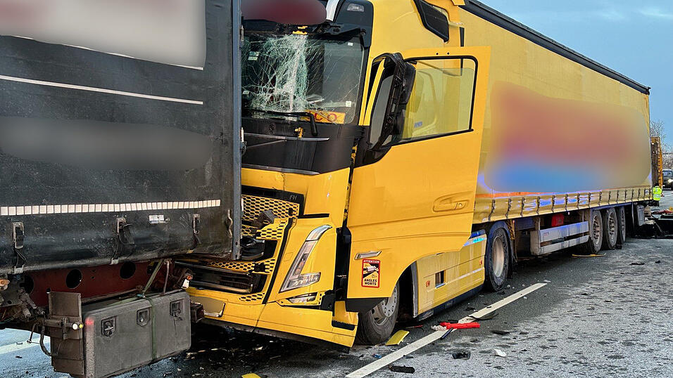 Die Lastwagen wurden aufeinander geschoben.