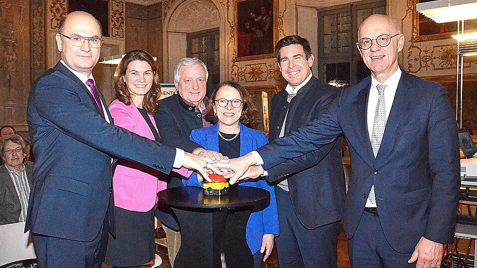 Albert F&uuml;racker, Tanja Schweiger, Herbert Heidingsfelder, Gertrud Maltz-Schwarzfischer, Patrick Grossmann und Walter Jonas (von links) gaben die App mit einem symbolischen Knopfdruck frei.