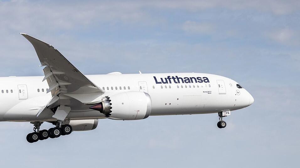 Die Boeing 787 ist Lufthansas Hoffnungsträger für das Drehkreuz Frankfurt. (Symbolbild) Die Boeing 787 ist Lufthansas Hoffnungsträger für das Drehkreuz Frankfurt. (Symbolbild)