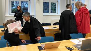 Eine Frau und ein Mann sind am Landgericht Erfurt angeklagt, weil sie eine junge Frau nackt in eine Holzkiste gesperrt haben sollen. Eine Frau und ein Mann sind am Landgericht Erfurt angeklagt, weil sie eine junge Frau nackt in eine Holzkiste gesperrt haben sollen.