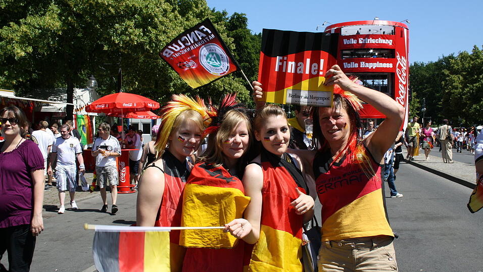Christian Fertl war am Sonntag auf der Fanmeile in Berlin und erlebte dort das Achtelfinale gegen England auf Gro&szlig;leinwand.