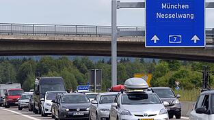 Der Stau auf der A7 entsteht regelmäßig durch die Blockabfertigung am Grenztunnel bei Füssen. (Archivbild)