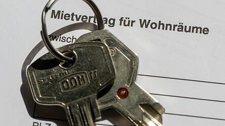 Ein Wohnungsschl&uuml;ssel liegt auf einem Mietvertrag f&uuml;r eine Wohnung. +++ dpa-Bildfunk +++