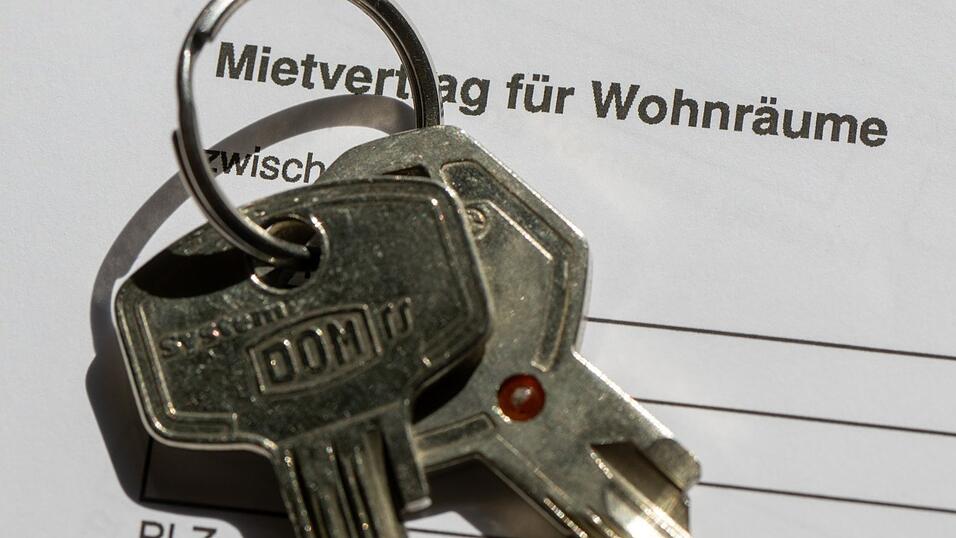 Ein Wohnungsschl&uuml;ssel liegt auf einem Mietvertrag f&uuml;r eine Wohnung. +++ dpa-Bildfunk +++