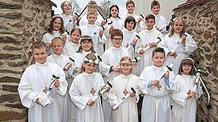Die Kinder feierten mit der Pfarrfamilie Chamerau die Dankfeier f&uuml;r ihre Erstkommunion.