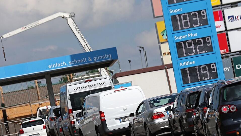 Teilweise kam es an Tankstellen zu Schlangen. Teilweise kam es an Tankstellen zu Schlangen.