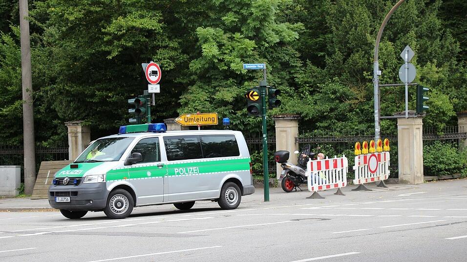 Die Polizei sorgt mit Straßensperren dafür, dass niemand mehr in das Gebiet hereinkommt. Währenddessen evakuieren weitere Beamte die Wohnungen. Laut Polizei wurde die Evakuierung im nördlichen Gebiet soeben abgeschlossen.
