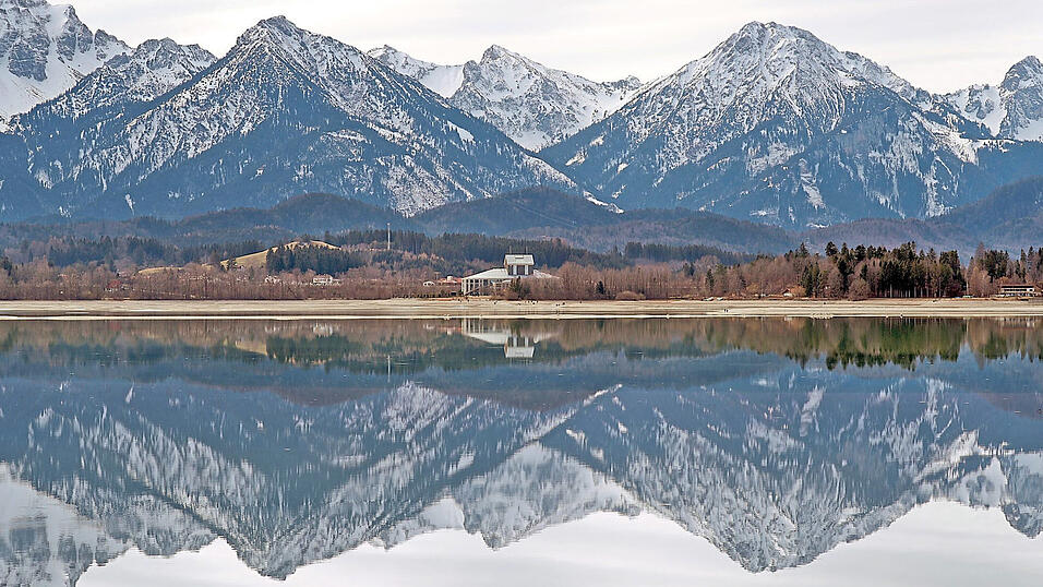 Viele Bayern zieht es über die Feiertage in die Berge. So wie hier nach Schwangau im Ostallgäu. Doch Politiker bitten Bergfreunde nun - wegen der Corona-Krise - darauf zu verzichten. Viele Bayern zieht es über die Feiertage in die Berge. So wie hier nach Schwangau im Ostallgäu. Doch Politiker bitten Bergfreunde nun - wegen der Corona-Krise - darauf zu verzichten.