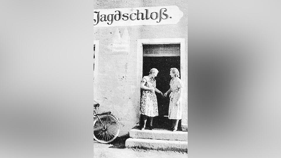 Das Kruckenberger Dorfwirtshaus trug fr&uuml;her den Namen 'Gasthaus zum Jagdschlo&szlig;'. Diese Aufnahme entstand w&auml;hrend des Krieges. Nach dem Krieg wurde wieder ein Kirta-Baum aufgestellt, es wurden Hochzeiten gefeiert und der Stammtisch erfreute die M&auml;nner.