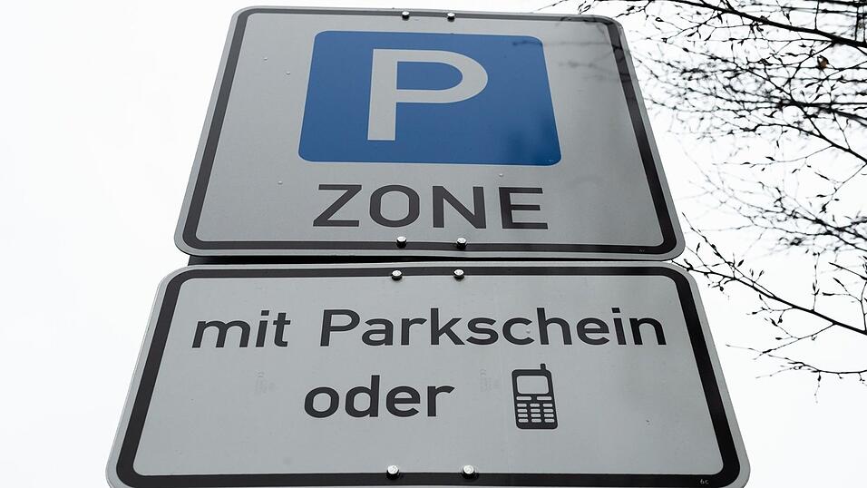 In Deggendorf können Parkscheine ab sofort auch per Smartphone bezahlt werden. (Symbolbild) In Deggendorf können Parkscheine ab sofort auch per Smartphone bezahlt werden. (Symbolbild)