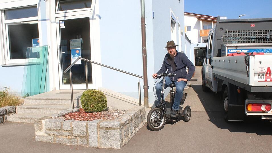 Viel zu steil ist die Rampe bei der Raiffeisenbank, diese Fehlkonstruktion sollte dringend geändert werden. Viel zu steil ist die Rampe bei der Raiffeisenbank, diese Fehlkonstruktion sollte dringend geändert werden.