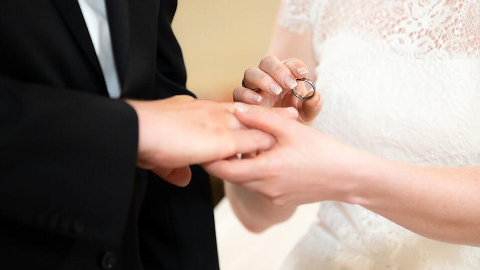 Wenn Frauen heiraten, sackt ihr Einkommen oft ab. (Symbolbild)