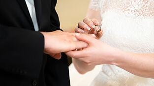 Wenn Frauen heiraten, sackt ihr Einkommen oft ab. (Symbolbild)