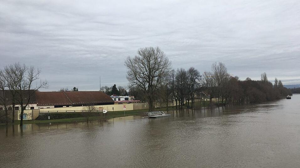 Gegen Mittag hatte der Pegel der Donau bei Straubing bereits die Marke von 510 Zentimetern &uuml;berschritten. Aufgenommen an der Schlossbr&uuml;cke.