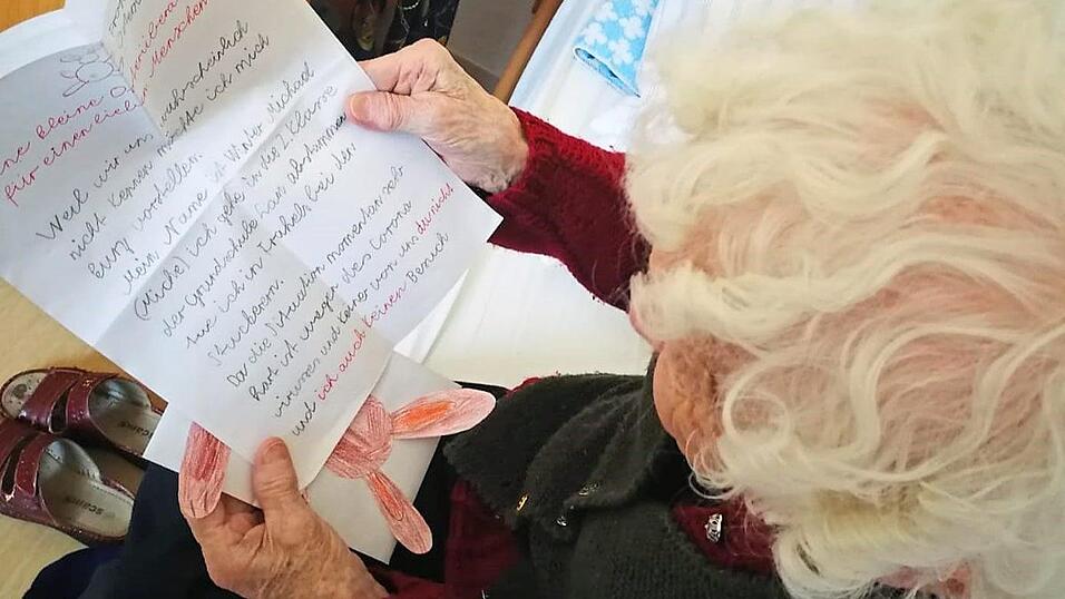 Die Bewohner des Pflegestifts St. Ulrich freuten sich riesig &uuml;ber den unverhofften Ostergru&szlig; der Buben und M&auml;dchen der Grundschule.