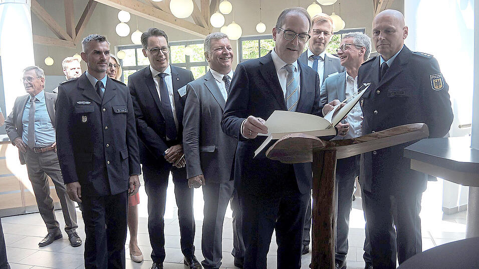 Bundesinnenminister Alexander Dobrindt beim Eintrag ins Gästebuch der Bundespolizeiabteilung Deggendorf. Mit im Bild Präsident Jerome Fuchs, OB Christian Moser, Minister Christian Bernreiter, MdB Thomas Erndl, Landrat Bernd Sibler und BuPol-Abteilungsführer Mario Konjevic. Bundesinnenminister Alexander Dobrindt beim Eintrag ins Gästebuch der Bundespolizeiabteilung Deggendorf. Mit im Bild Präsident Jerome Fuchs, OB Christian Moser, Minister Christian Bernreiter, MdB Thomas Erndl, Landrat Bernd Sibler und BuPol-Abteilungsführer Mario Konjevic.