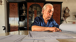 Erhard Adler, versunken in die Akten seiner gesch&auml;ftlichen Vergangenheit. Fotos: J&uuml;rgen Herda