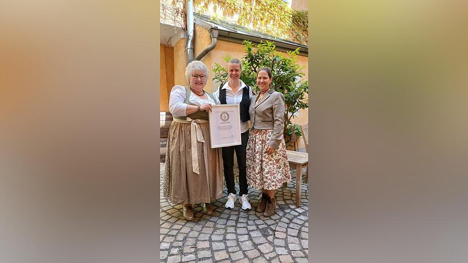 Heidi Ingerl (links) zusammen mit Laura Schadow und Tochter Alexandra Göldner (rechts). Heidi Ingerl (links) zusammen mit Laura Schadow und Tochter Alexandra Göldner (rechts).