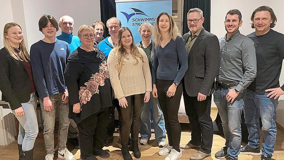 Der neu gew&auml;hlte Vorstand des Schwimmvereins mit Vorsitzendem Markus Schuirer (3.v.r.) und der zweiten Vorsitzenden Myriam Wankerl (4.v.r.).