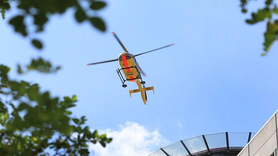 Nachdem eine Explosion gemeldet wurde, startete ein Rettungshubschrauber. Der 17-jährige Schwerverletzte wurde kurz darauf damit in ein Krankenhaus gebracht. (Symbolbild) Nachdem eine Explosion gemeldet wurde, startete ein Rettungshubschrauber. Der 17-jährige Schwerverletzte wurde kurz darauf damit in ein Krankenhaus gebracht. (Symbolbild)
