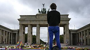 Blumen vor dem Brandenburger Tor: Innehalten nach dem t&ouml;dlichen Anschlag