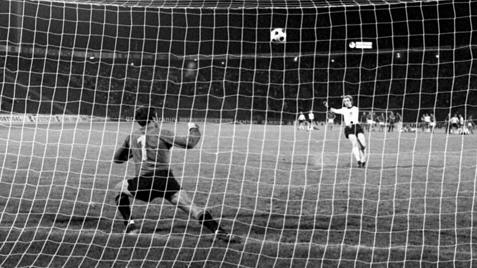 Belgrad, 20. Juni 1976 | Deutschland muss schon fr&uuml;h einem 0:2-R&uuml;ckstand gegen die Tschechoslowakei hinterherlaufen und kann erst in der letzten Minute durch Bernd H&ouml;lzenbein ausgleichen. Das Spiel geht bis ins Elfmeterschie&szlig;en, wo Uli Hoene&szlig; mit seinem legend&auml;ren Fehlschuss in den Nachthimmel f&uuml;r die Niederlage des DFB-Teams sorgt.
