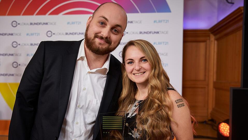 Julia M&uuml;ller und Sebastian W&uuml;hrer durften auch einen Award mit nach Hause nehmen.