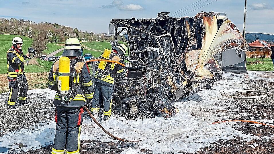 Am Ende kontrollierten die Feuerwehrler mit der Wärmebildkamera, ob der Brand gelöscht ist. Am Ende kontrollierten die Feuerwehrler mit der Wärmebildkamera, ob der Brand gelöscht ist.