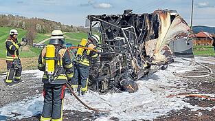 Am Ende kontrollierten die Feuerwehrler mit der Wärmebildkamera, ob der Brand gelöscht ist.
