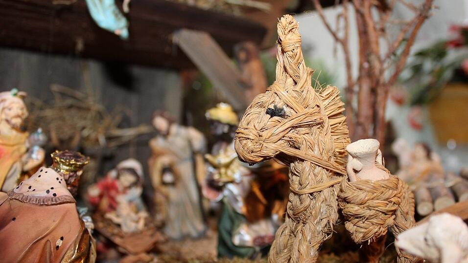 Er hat zwei Tonkr&uuml;ge und &uuml;ber 50 Jahre auf dem Buckel: Der Strohesel aus dem Nahen Osten begleitet die drei K&ouml;nige.