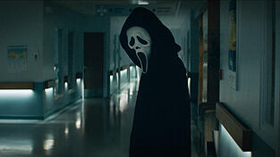 Ghostface will mit Tara das Horror-Quiz spielen. Ghostface will mit Tara das Horror-Quiz spielen.