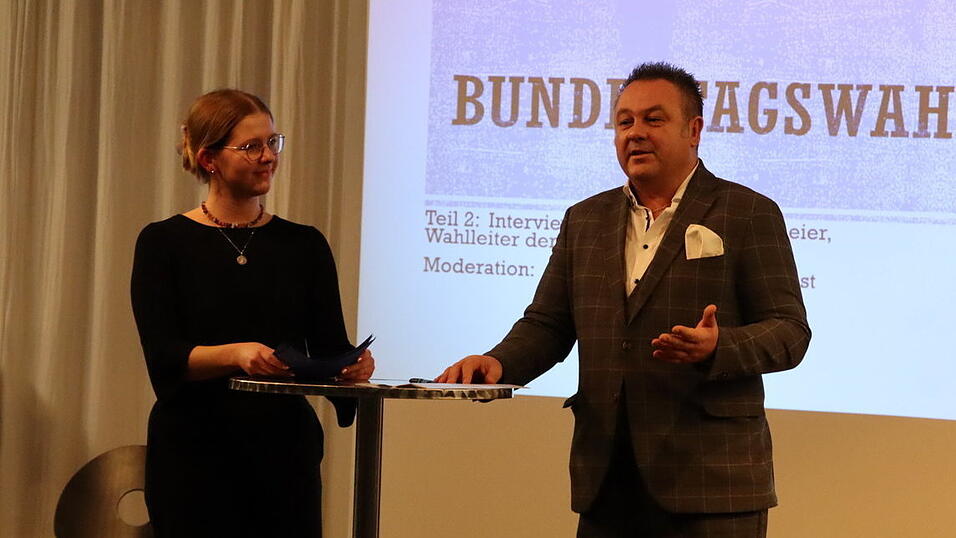 Moderatorin Theresa Schmid im Gespr&auml;ch mit dem W&ouml;rther Wahlleiter Andreas Gritschmeier.&nbsp;