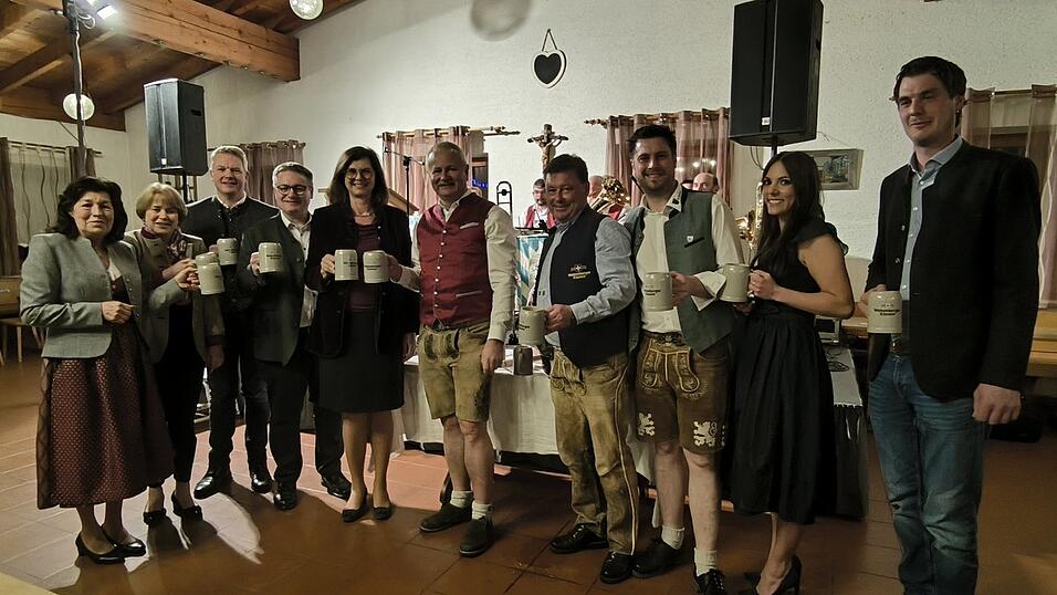 Kurz nach dem Anstich stießen Kreisrätin Claudia Erndl, stellvertretende Landrätin Barbara Unger, Bezirksrat Franz Schreyer, MdL Josef Zellmeier, Landtagspräsidentin Ilse Aigner, Bürgermeister Anton Piermeier, Weltenburger-Brauerei-Vertreter Wolfgang Böhm, 2. Bürgermeister Andreas Aichinger, stellvertretende CSU-Kreisvorsitzende Julia Böckl und 2. Bürgermeister von Rattiszell, Christian Ettl (von links) miteinander an. Kurz nach dem Anstich stießen Kreisrätin Claudia Erndl, stellvertretende Landrätin Barbara Unger, Bezirksrat Franz Schreyer, MdL Josef Zellmeier, Landtagspräsidentin Ilse Aigner, Bürgermeister Anton Piermeier, Weltenburger-Brauerei-Vertreter Wolfgang Böhm, 2. Bürgermeister Andreas Aichinger, stellvertretende CSU-Kreisvorsitzende Julia Böckl und 2. Bürgermeister von Rattiszell, Christian Ettl (von links) miteinander an.