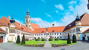 Das Stift Reichersberg im Innviertel hat eine lange bayerische Geschichte. Auch heute noch pflegt der Landkreis Passau enge Beziehungen zum Kloster der Augustiner-Chorherren.