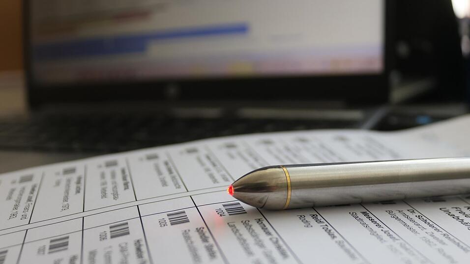 Seit 2002 erleichtern Scannerstifte und neuerdings auch Handscanner die Ausz&auml;hlung auf den teils tischdeckengro&szlig;en Stimmzetteln f&uuml;r Stadtrats- und Kreistagswahl.