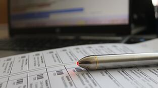 Seit 2002 erleichtern Scannerstifte und neuerdings auch Handscanner die Ausz&auml;hlung auf den teils tischdeckengro&szlig;en Stimmzetteln f&uuml;r Stadtrats- und Kreistagswahl.