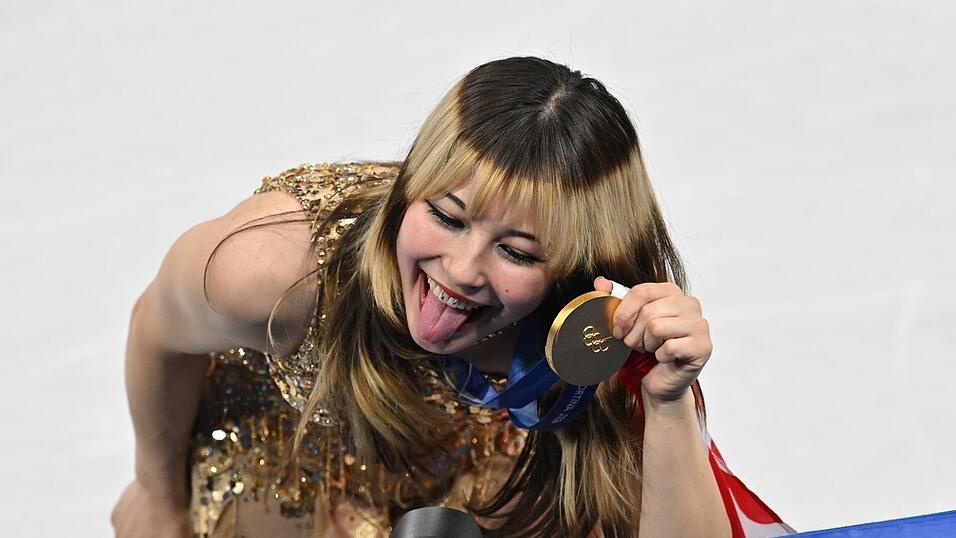Alysa Liu posierte mit der Goldmedaille. Alysa Liu posierte mit der Goldmedaille.